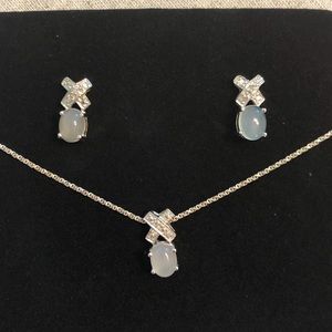 Elegant and simple necklace set